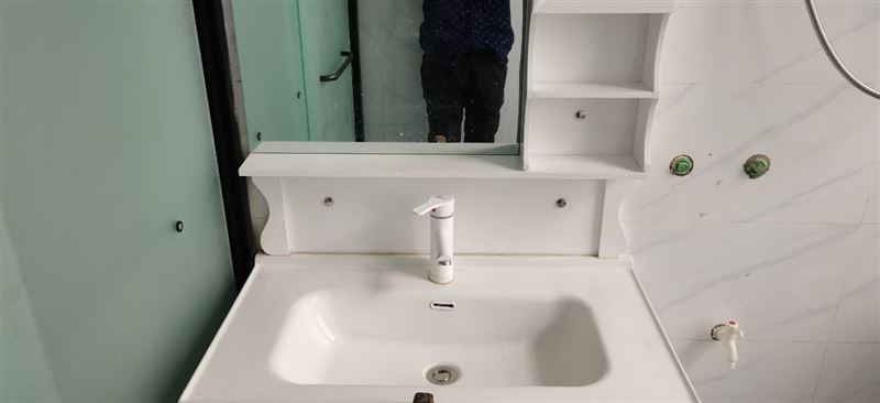 明英中学附近出租1室1厨1卫450元/月, 单间300元/月,精装房朝阳,拎包入住,欢迎打电话